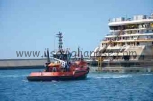 Concordia trainata in porto