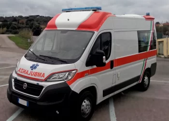 Incidente auto-moto in via Follone: 22enne in codice rosso
