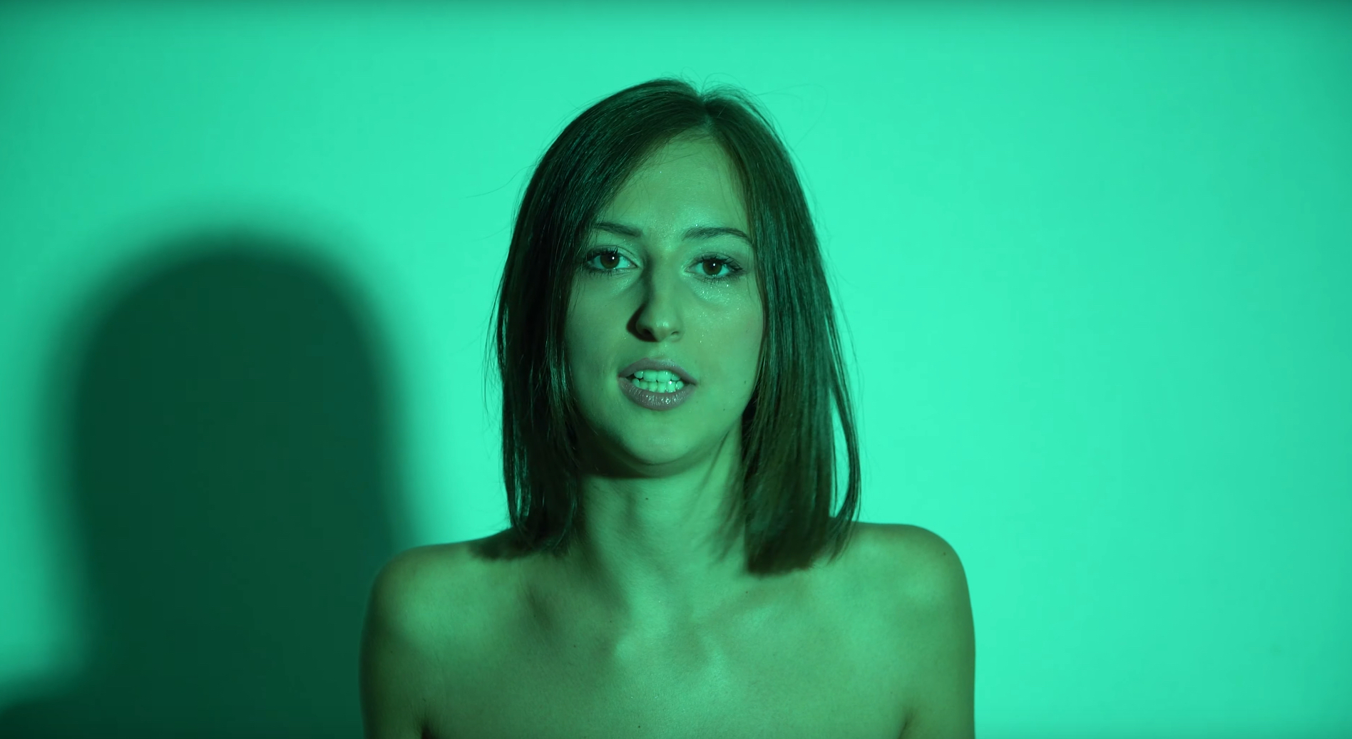 Nede in un frame del videoclip di "Frequenza", titletrack del disco