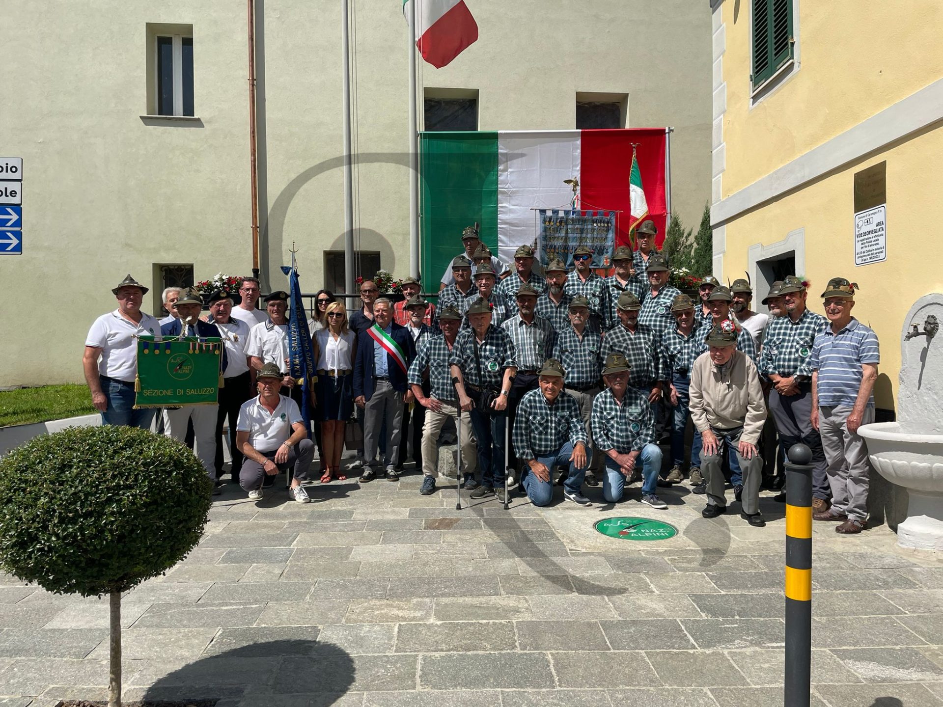 Amministrazione e penne nere alla inaugurazione della Piazzetta degli Alpini