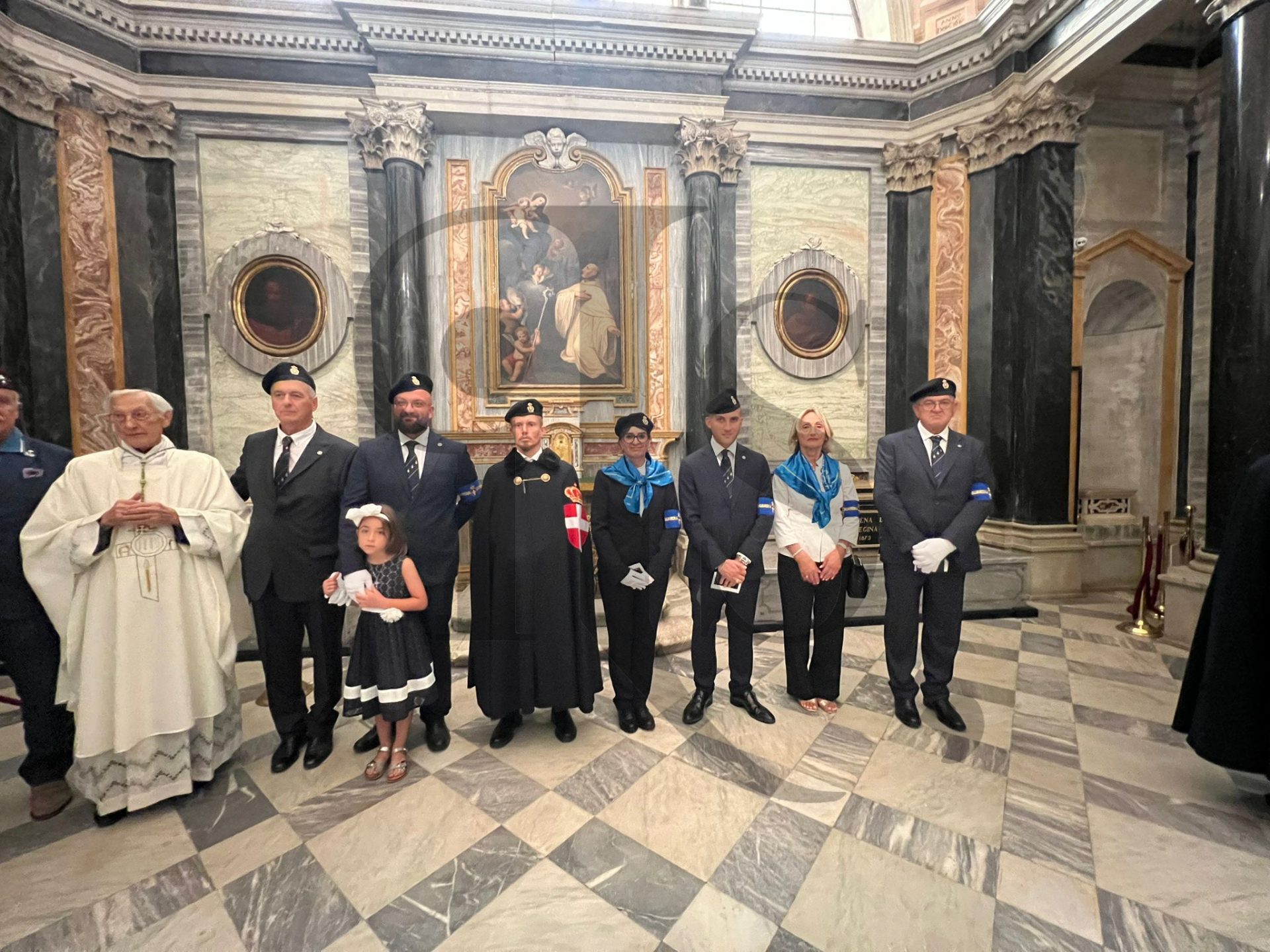 Sabena, primo a destra, e Ghirardo, terzo da sinistra, con don Troya alla celebrazione delle guardie reali
