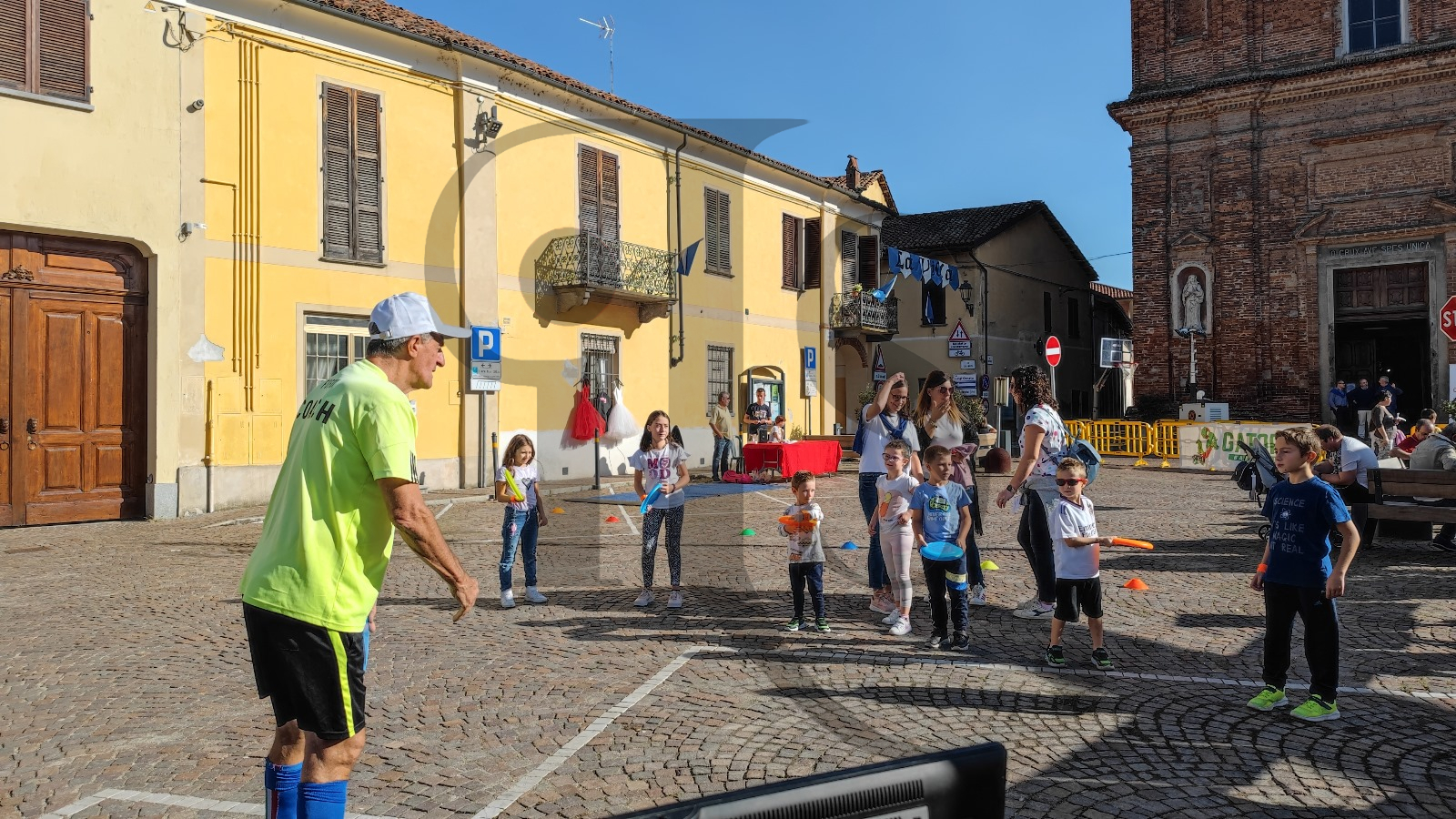 Un momento di "Sport in piazza" con la dimostrazione del frisbee