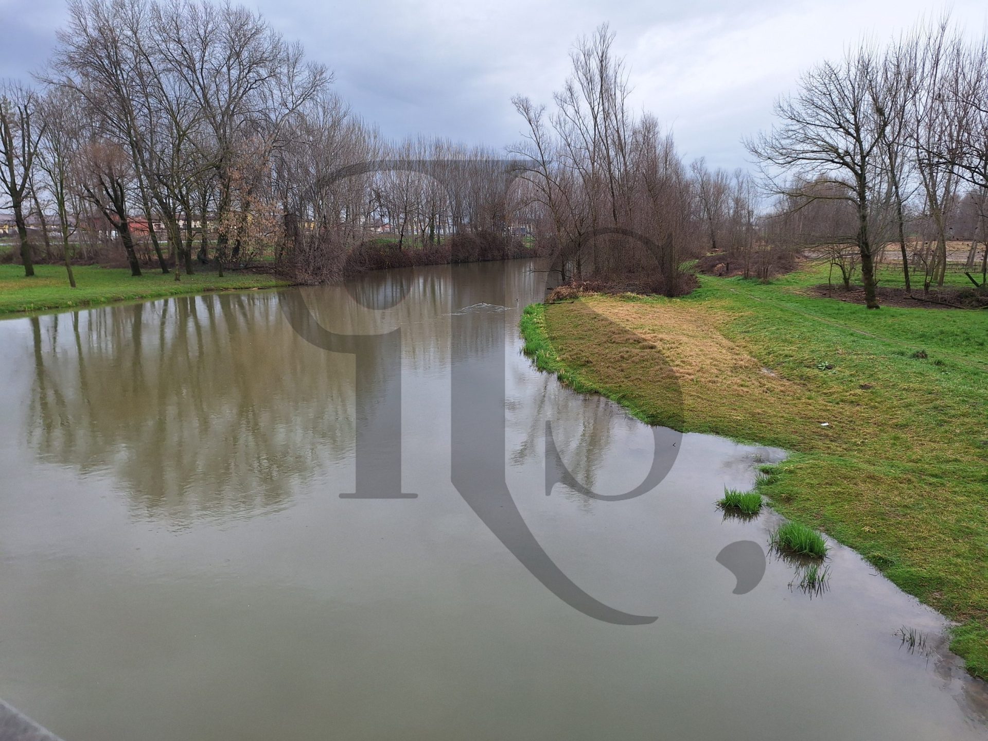 Le acque del torrente Maira viste dal ponte verso il cimitero