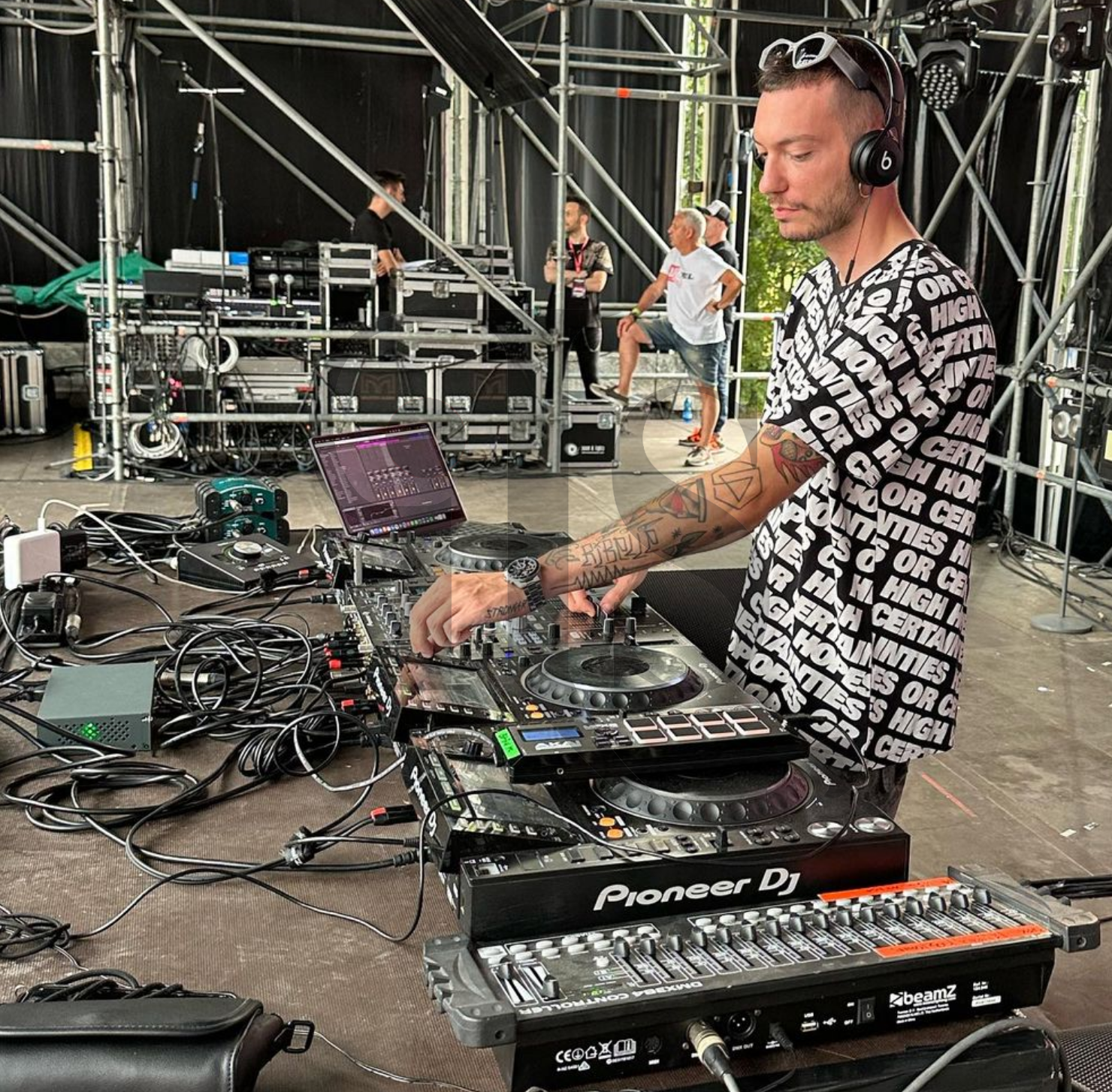 Macs alla consolle (foto: instagram @googlemacs)