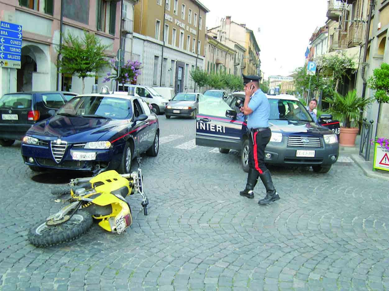 Caccia al motociclista che “sgomma” in centro