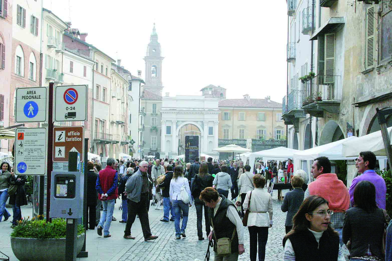 “A cielo aperto”, domenica i negozi escono in strada