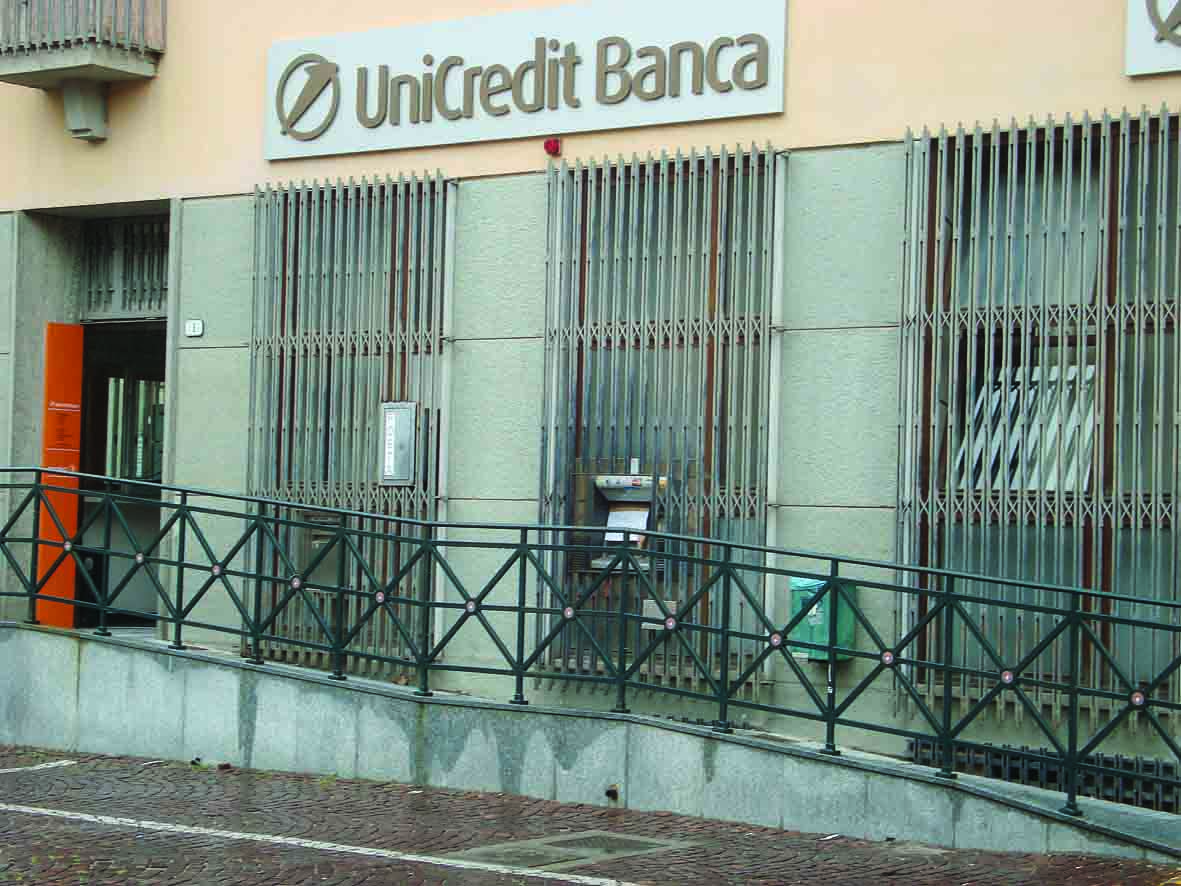 “Spaccata” al bancomat in centro a Racconigi