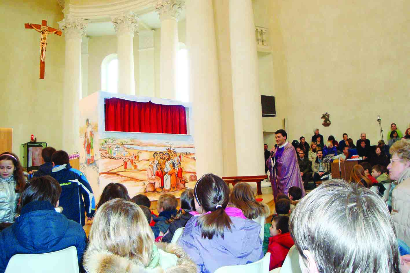 Al posto dell’omelia, il teatro dei burattini