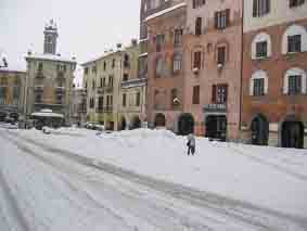 E’ arrivata la prima neve. Rinviato il nuovo mercato