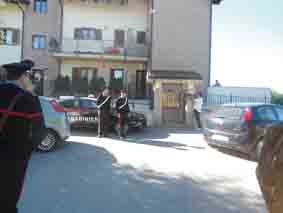 Spara e uccide due persone