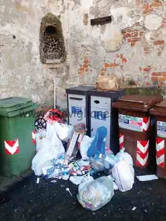Ancora rifiuti abbandonati in strada