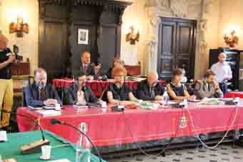 Cussa taglia gli stipendi “politici”
