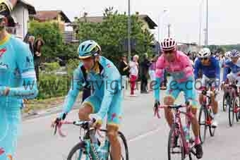 Giro d’Italia: le strade saviglianesi acclamano un grande Nibali