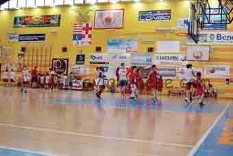Partita tutti contro tutti per l’uso delle palestre