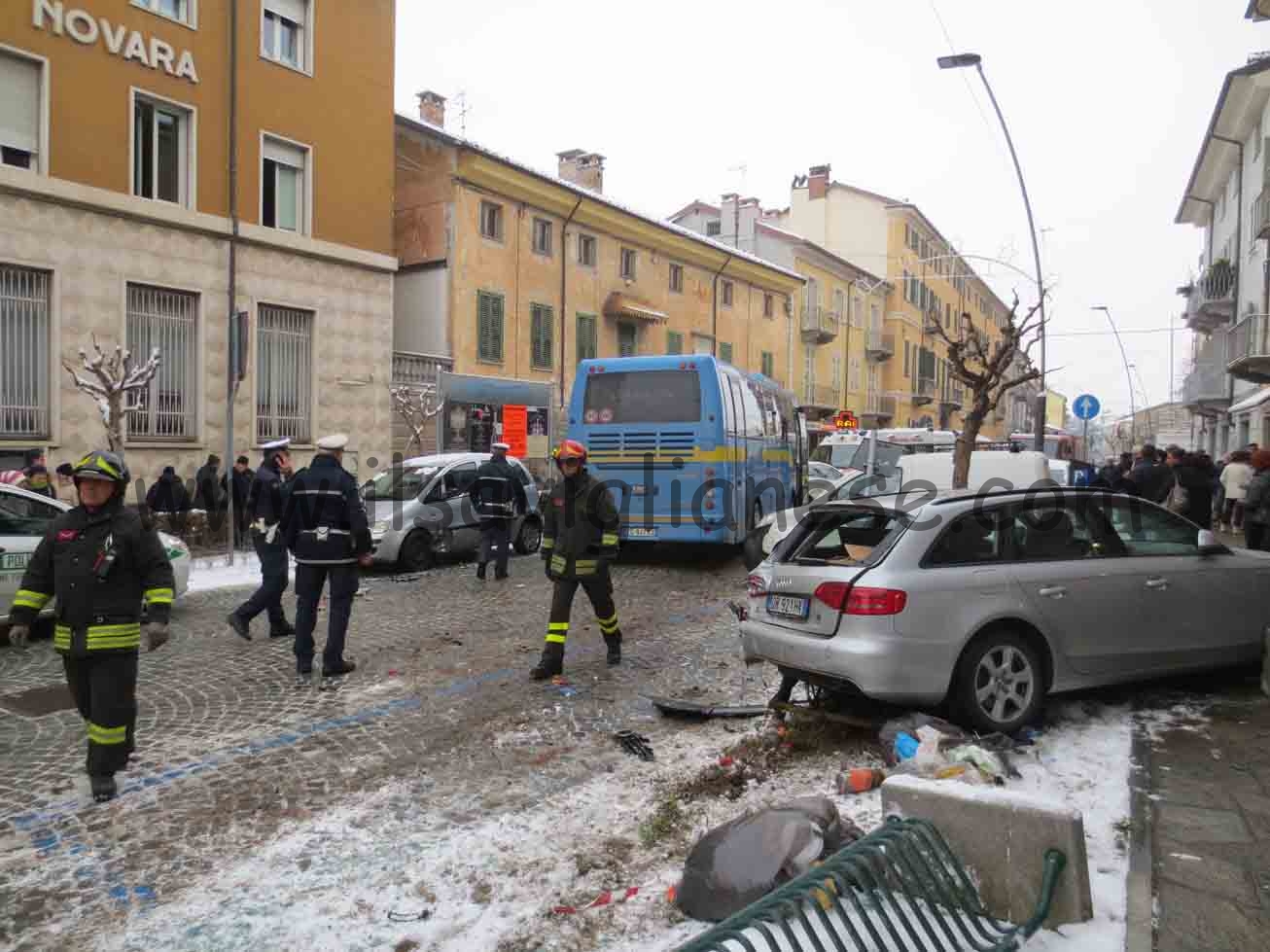 Bus travolge autovetture e dehors in corso Roma