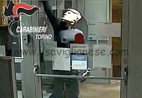 Assaltavano i bancomat mascherati da Dondal Trump