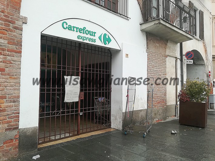 Supermarket difeso dai clienti