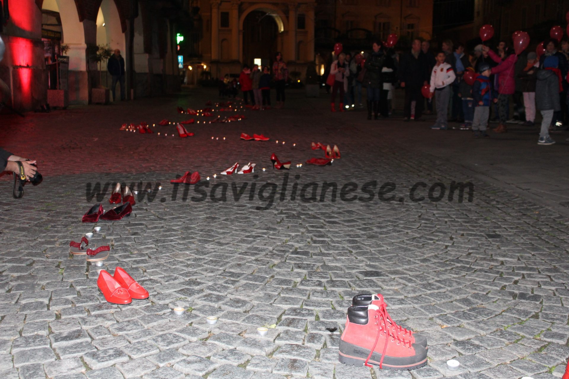“Scarpe rosse”: donne in piazza contro la violenza