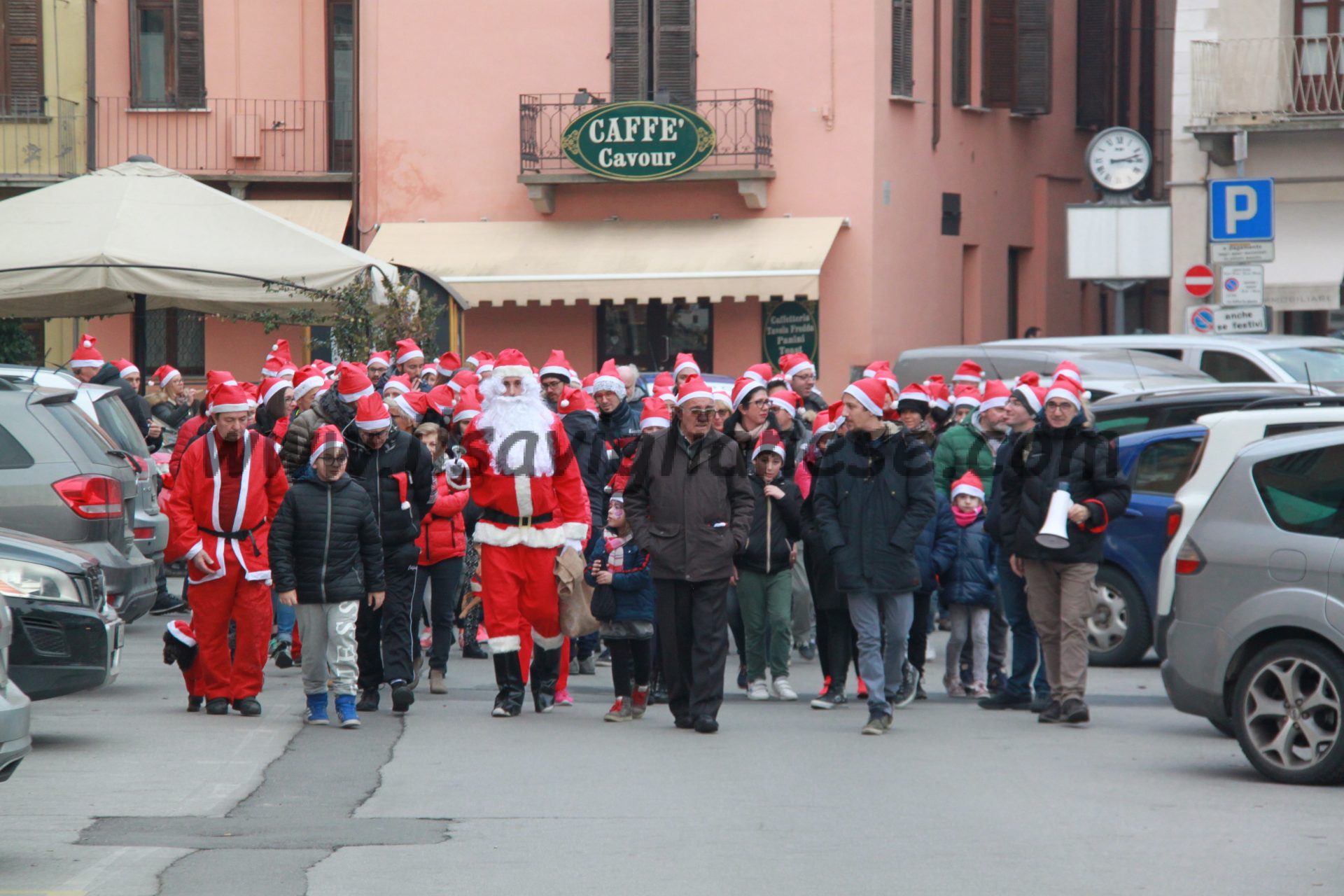 Le foto della “Camminata dei Babbi Natale”