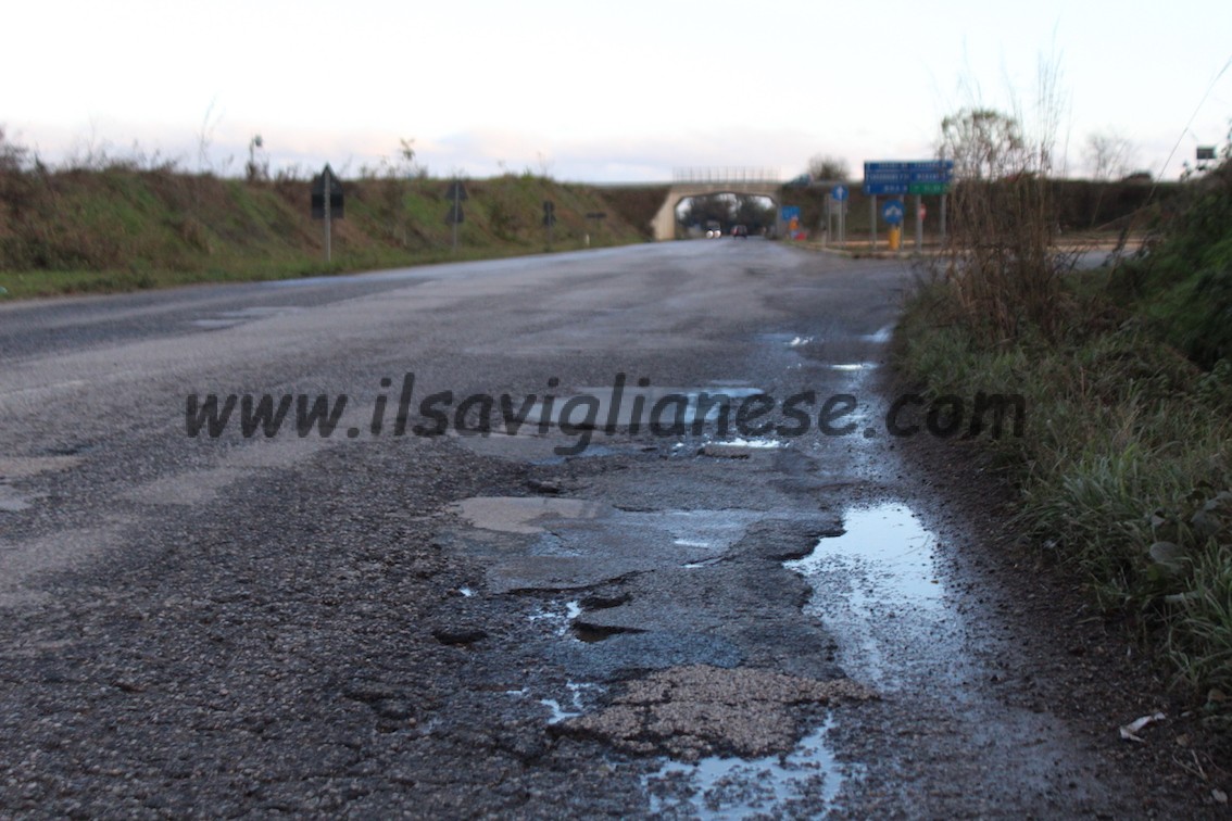 Strada per Bra: asfalto da rifare al sottopasso della Reale