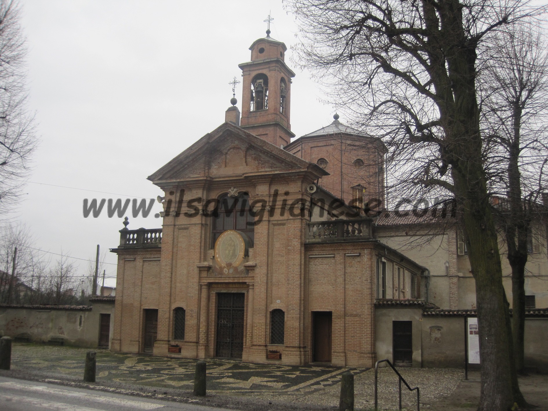 Allevamento di suini di fronte al santuario?