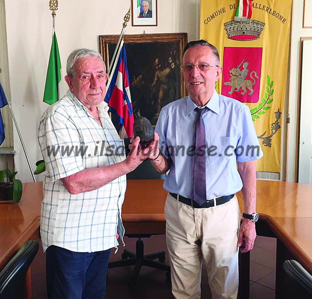 Cavallerleone, donata al comune borraccia appartenuta al re