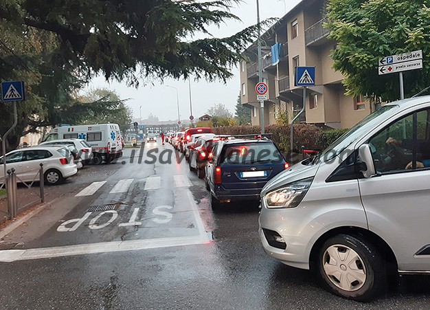 In coda per fare i tamponi all’ospedale