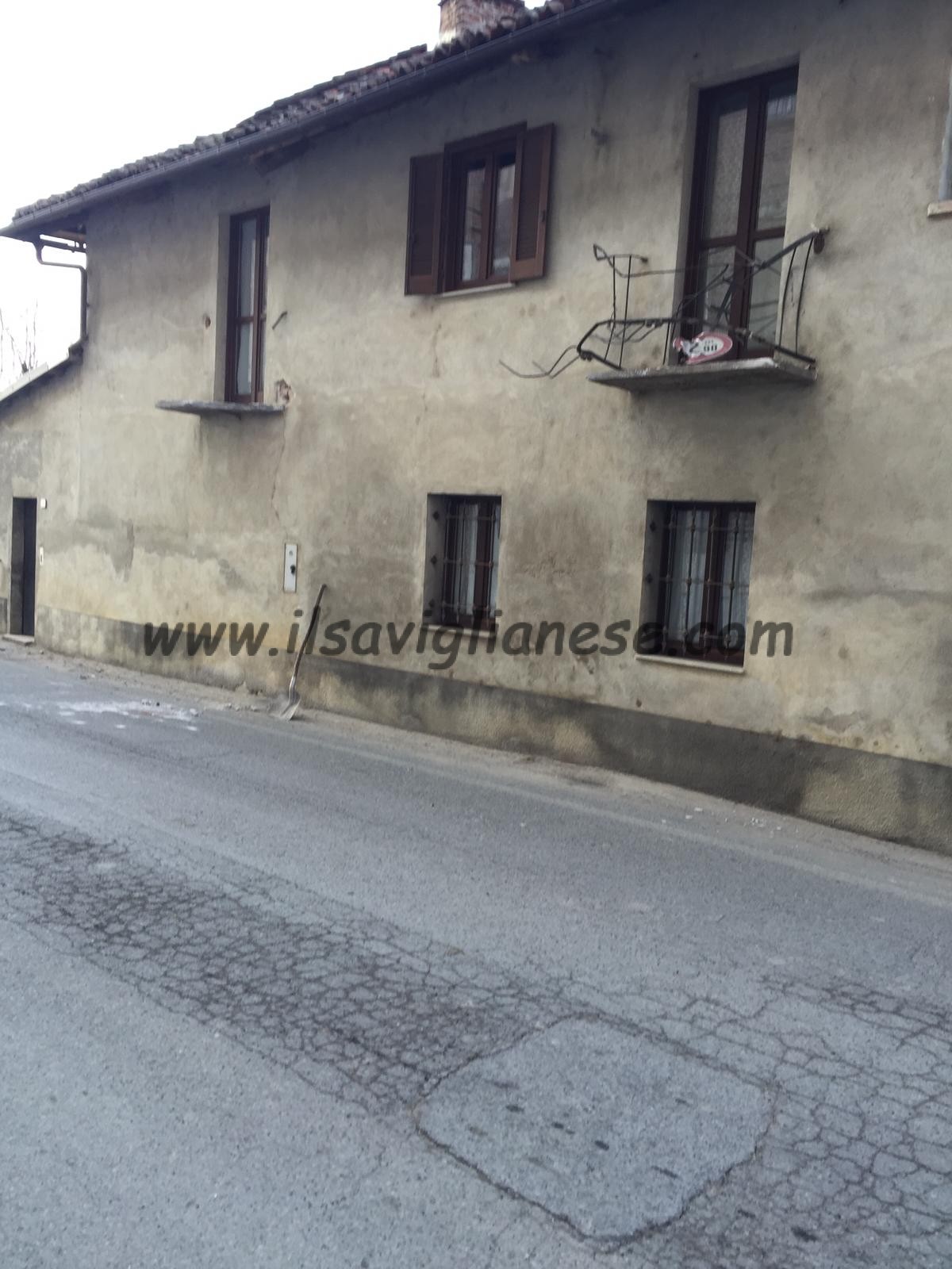 Abbattuti due balconi