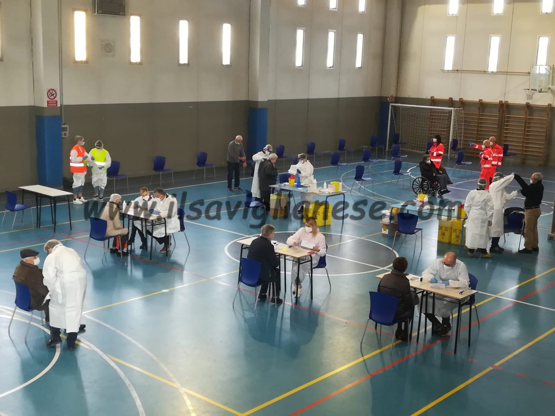 Anziani vaccinati al palasport