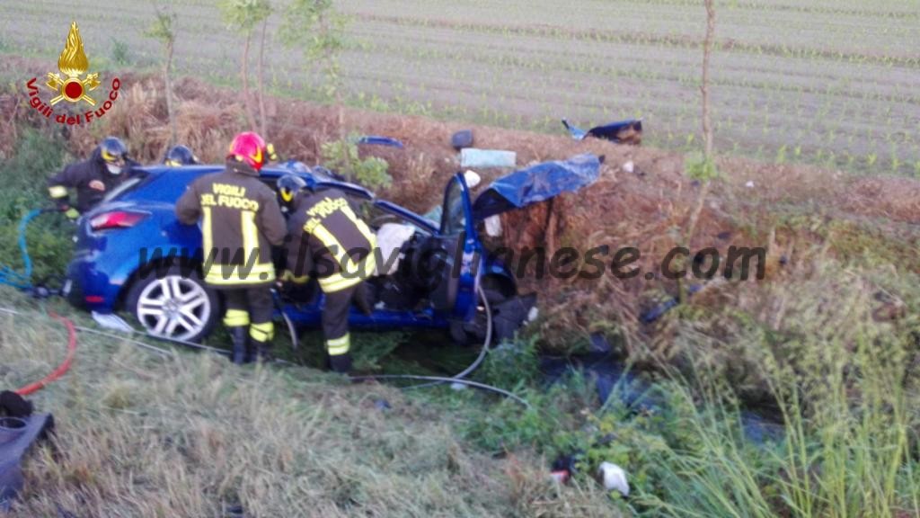 Tragico incidente stradale, due giovani morti