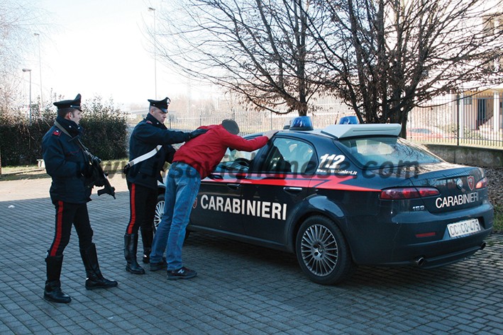 Tenta violenza sessuale su una minorenne, arrestato