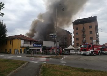 Incendio in una concessionaria del centro (VIDEO)