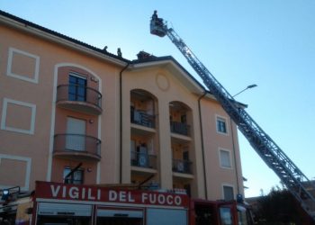 Nuovo intervento dei Vigili del fuoco sul tetto del palazzo di via del Pascolo