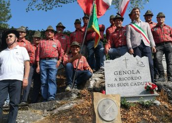 Lapide alle penne nere “andate avanti”
