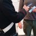 In giro positiva al Covid: multata e denunciata