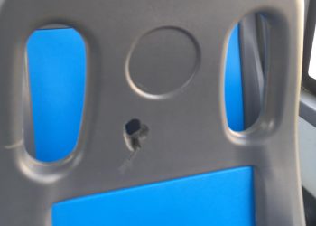 Vandalismi sui sedili dello scuolabus