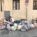 Basta con le “mini discariche” per la strada