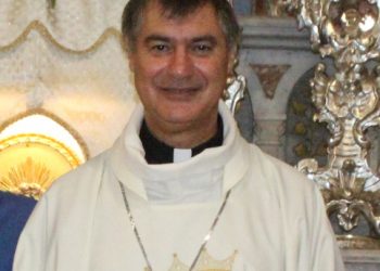 Il vescovo in visita per benedire le tre facciate restaurate