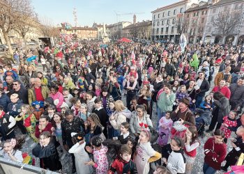 Carnevale in piazza, tra coriandoli, maschere e stelle filanti (VIDEO)