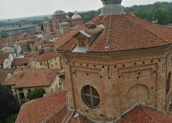 Il tetto della chiesa è assediato, il parroco: «La comunità deve sapere»