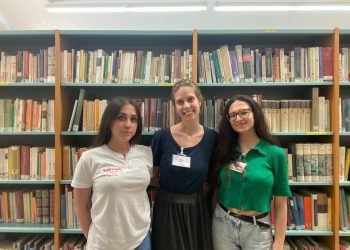 Tre operatrici volontarie in biblioteca