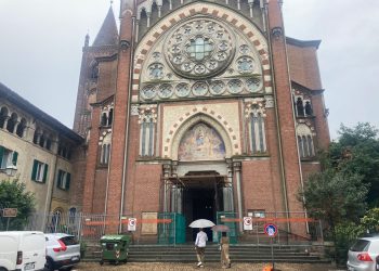 Il "ponteggio" realizzato per entrare in chiesa in sicurezza dopo i problemi alla facciata