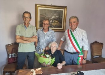 La centenaria con i figli Piero e Andrea e il sindaco Emanuel