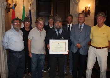 Alpino premiato durante il Consiglio comunale