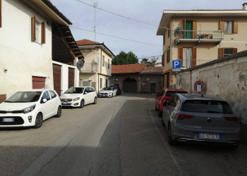 Parcheggi selvaggi bloccano bus di turisti in una curva
