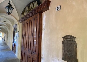 Entra in farmacia armato, esce con la cassa e scappa in bici