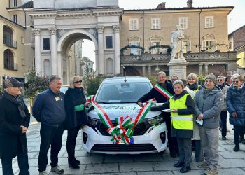 Il taglio del nastro della nuova Nissan per l'Auser