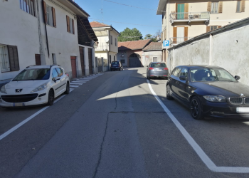 Nuove soste e nuova segnaletica nel discusso tratto stradale