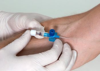 Entra in un bar con una cannula al braccio, spavento fra gli avventori