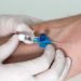 Entra in un bar con una cannula al braccio, spavento fra gli avventori